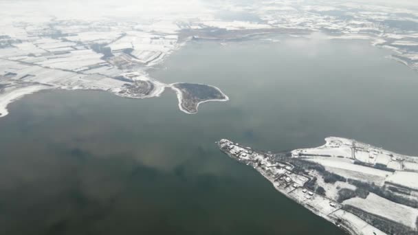 Zimowy Krajobraz Lotniczy Dużym Jeziorze Małą Wyspą — Wideo stockowe