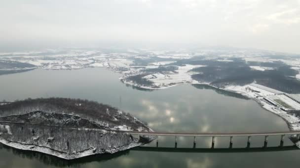 Kış Manzarasında Bir Göl Üzerindeki Bir Köprünün Havadan Görünüşü — Stok video