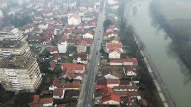 Dışarıdaki binalar ve sisli bir kış gününde şehir trafiği