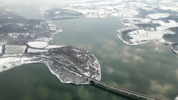 Letecký Pohled Most Přes Jezero Zimní Krajině — Stock video