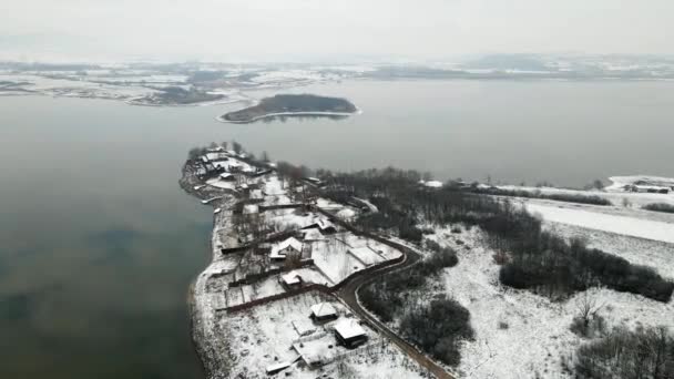Vista Aérea Pequenas Casas Cobertas Neve Uma Costa Lago Inverno — Vídeo de Stock