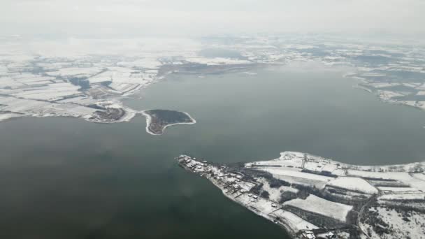 Küçük Adalı Büyük Bir Göl Üzerinde Kış Havası — Stok video
