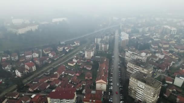 在多雾的冬日里城市的建筑外部和交通 — 图库视频影像