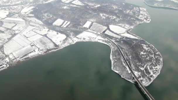 Kış Manzarasında Bir Göl Üzerindeki Bir Köprünün Havadan Görünüşü — Stok video
