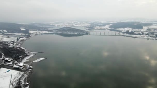 Letecký Pohled Velké Jezero Zimní Krajině Blízkosti Městečka — Stock video