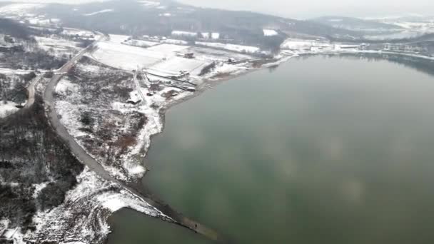 Widok Powietrza Jezioro Gdzie Woda Rozlewa Się Drogę Ponury Zimowy — Wideo stockowe