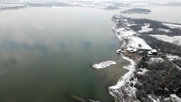 Letecký Pohled Velké Jezero Odrazem Mraků Jeho Povrchu Zimě — Stock video