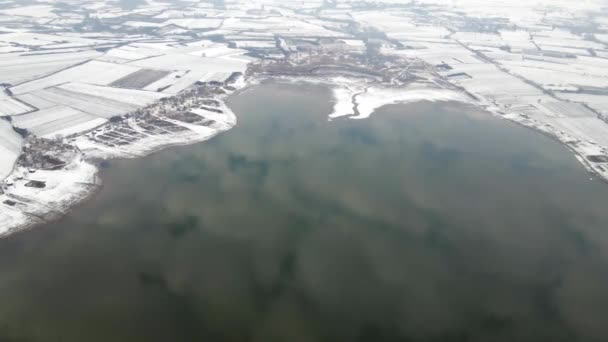 Widok Powietrza Jezioro Pola Pokryte Śniegiem Brzegu Jeziora Zimie — Wideo stockowe