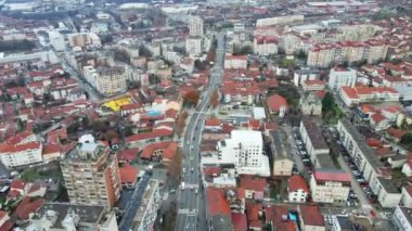 Sırbistan 'ın güneyindeki Leskovac kasabasındaki trafiğin hava görüntüsü