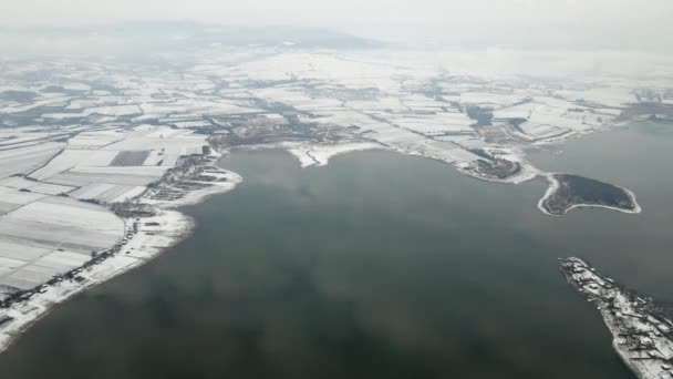 Vista Aérea Lago Campos Cobertos Neve Margem Lago Inverno — Vídeo de Stock
