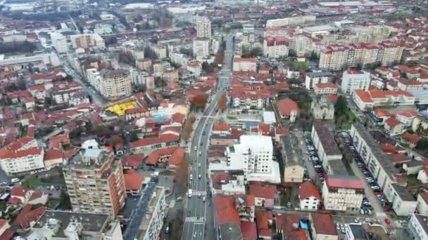 Αεροφωτογραφία Κυκλοφορίας Δρόμο Στην Πόλη Λέσκοβατς Στη Νότια Σερβία — Αρχείο Βίντεο