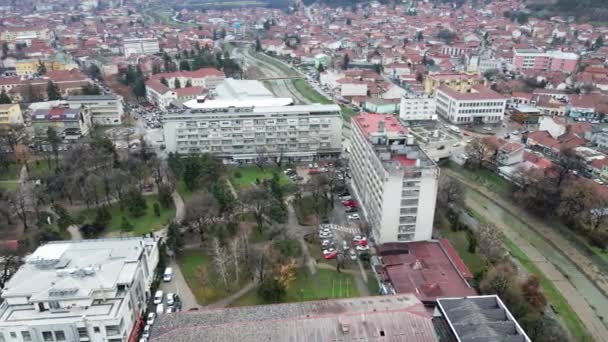 세르비아 남부의 Leskovac 마을의 주거용 건물로 둘러싸인 공원의 — 비디오