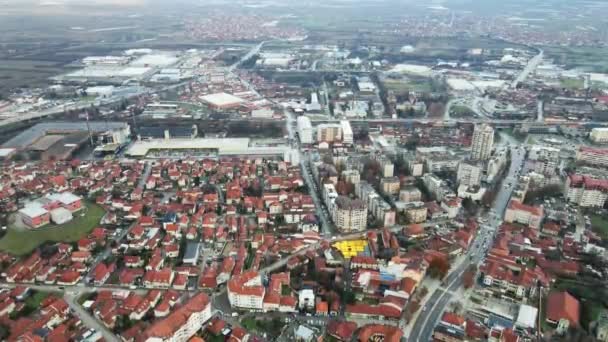 Αεροφωτογραφία Σπιτιών Και Κτιρίων Στην Πόλη Λέσκοβατς Της Σερβίας Ομιχλώδη — Αρχείο Βίντεο