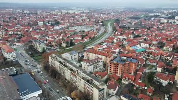 Luchtfoto Van Huizen Gebouwen Stad Leskovac Servië Mistige Dag — Stockvideo