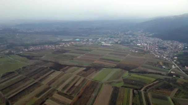 Flygfoto Över Jordbruksfält Nära Staden Leskovac Serbien Kall Dimmig Dag — Stockvideo