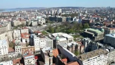 Hareketli bir şehir manzarasının hava görüntüsü