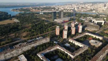 Büyük bir şehirdeki bina komplekslerinin havadan çekilmiş görüntüleri.