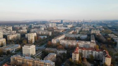 Büyük bir şehirdeki bina komplekslerinin havadan çekilmiş görüntüleri.