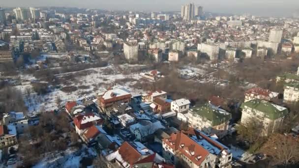 Güneşli Kış Gününde Karla Kaplı Büyük Bir Şehrin Insansız Hava — Stok video