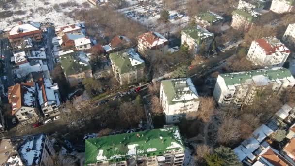 Drohnenaufnahme Einer Schneebedeckten Großstadt Einem Sonnigen Wintertag — Stockvideo