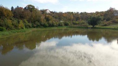 Belgrad, Sırbistan yakınlarındaki bir köyün ortasında bir göl