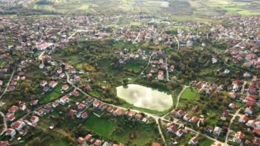 Büyüleyici Hava Panoraması: Resimli Göl Etrafındaki Küçük Kasaba Huzuru