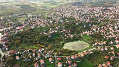Büyüleyici Hava Panoraması: Resimli Göl Etrafındaki Küçük Kasaba Huzuru