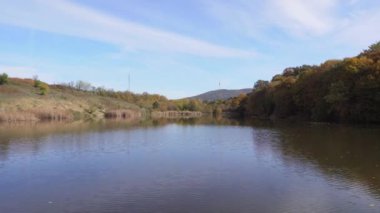 Güneşli bir sonbahar gününde Belgrad kenti yakınlarında sakin bir gölün güzel bir görüntüsü