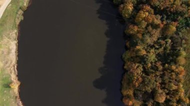 Güneşli bir sonbahar gününde Belgrad kenti yakınlarında sakin bir gölün güzel hava görüntüleri