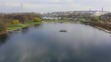 Belgrad 'ın banliyölerinde mavi gölün kenarında güneşli bir gün