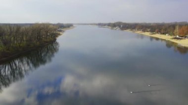 Belgrad 'ın banliyölerinde mavi gölün kenarında güneşli bir gün