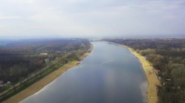 Belgrad 'ın banliyölerinde mavi gölün kenarında güneşli bir gün