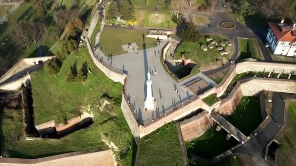 セルビアのベオグラードで最も重要な歴史的記念碑と大きな公園であるセルビア要塞カレメグダンの空中観察 — ストック動画
