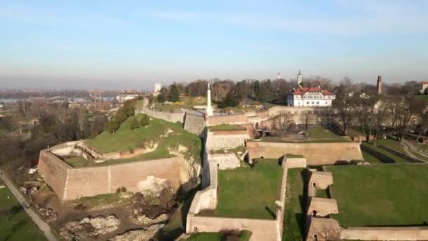 セルビアのベオグラードで最も重要な歴史的記念碑と大きな公園であるセルビア要塞カレメグダンの空中観察 — ストック動画