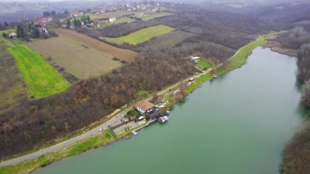 Letecký Pohled Jezero Kajakovým Klubem Jeho Břehu Malém Městečku — Stock video