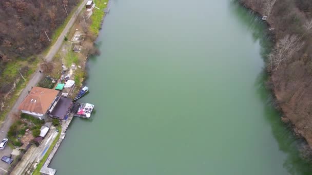 小さな町の海岸にカヤッククラブを持つ湖の空中ビュー — ストック動画