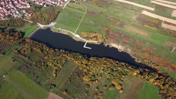 Krásný Záběr Klidné Jezero Obci Bělehradu Slunném Podzimním Dni — Stock video