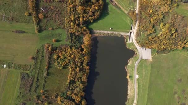 Piękne Ujęcie Spokojnego Jeziora Wiosce Niedaleko Belgradu Słoneczny Jesienny Dzień — Wideo stockowe