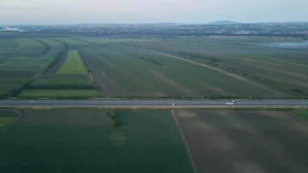 Légi Felvétel Egy Országútról Egy Ködös Délutánon — Stock videók