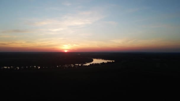 Drone Glider Mot Solnedgången Över Den Lugna Floden — Stockvideo