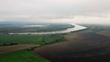Kasvetli Bahar Sükuneti: Sırbistan 'da Yeşil Tarlaları Olan Kırsalda Dolaşan Nehrin Hava Görünümü