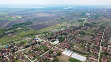 Sırbistan 'da Genişletici Tarım Tarlaları Arasında Bulutlu Bahar Gününde Köyün Havadan Görünümü