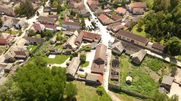 塞尔维亚多瑙河河岸一个小村庄的乡村房屋的空中景观 — 图库视频影像