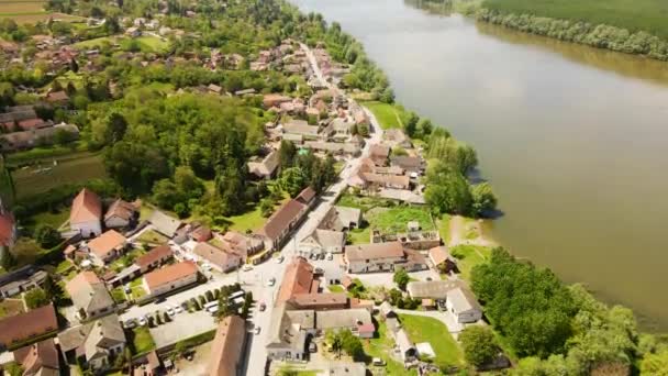 塞尔维亚多瑙河河岸一个小村庄的乡村房屋的空中景观 — 图库视频影像