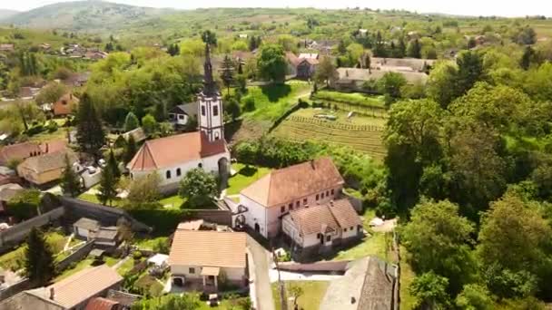 Letecký Pohled Pravoslavný Kostel Uprostřed Malé Vesnice Srbsku — Stock video