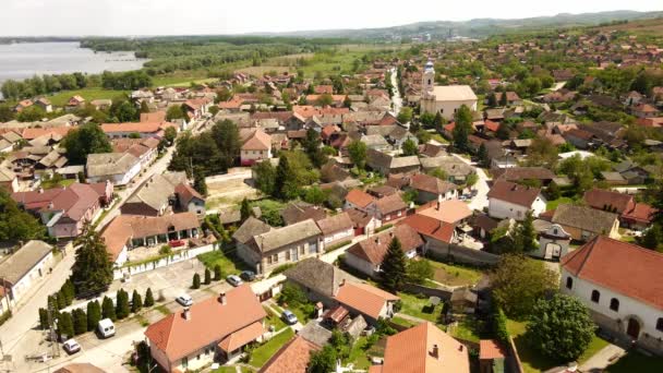 セルビアのダヌーブ川の川沿いの小さな村にカントリーハウスの空中ビュー — ストック動画
