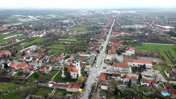 Rekaman Udara Dari Sebuah Jalan Melewati Sebuah Desa Hari Musim — Stok Video