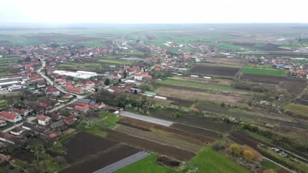 Rekaman Udara Dari Sebuah Desa Dengan Lahan Pertanian Musim Dingin — Stok Video