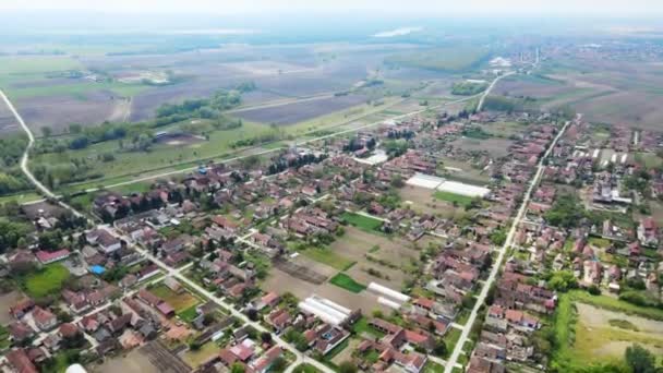 Aerial View Village Nestled Expansive Agricultural Fields Serbia Cloudy Európai — Stock videók