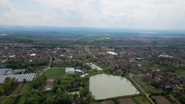 Letecký Pohled Vesnici Uhnízděný Mezi Rozlehlými Zemědělskými Poli Velkým Rybníkem — Stock video